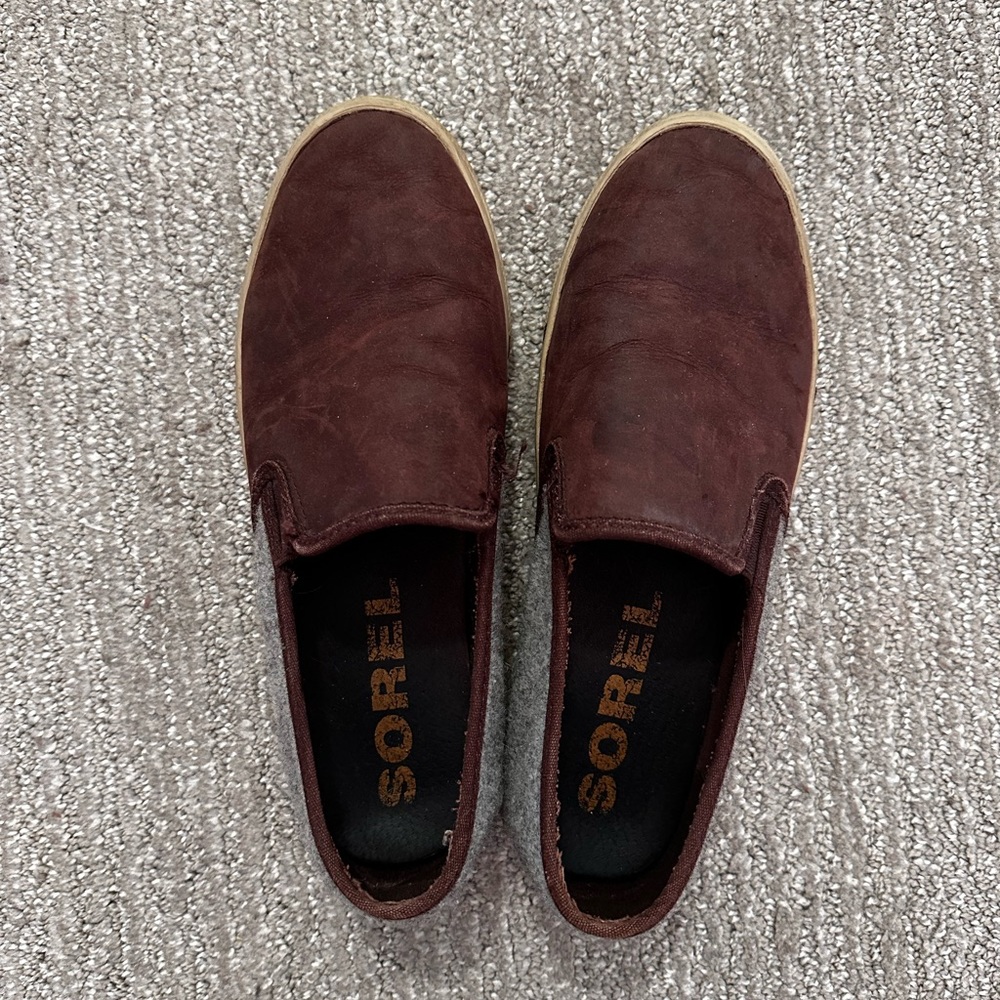 Size 8 Sorel maroon with grey